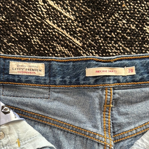 Levi’s Ribcage Shorts - Picture 2 of 4